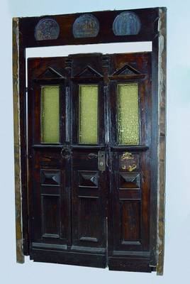 Doppelflügelige Tür mit Rahmen, um 1890-1900 , Eiche, symetrische Formen, Inlets hervorstehend, 3 Fenster, Rahmen m. 3 runden bunten Fenstern m. ...