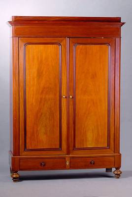 Schrank, Elsaß/Lothringen, um 1870/80, Korpus WH, Mahagonifurnier gesp. verlegt, aufgesetzte Zierleisten, diese 4-fach getreppt, Schlagleiste ...