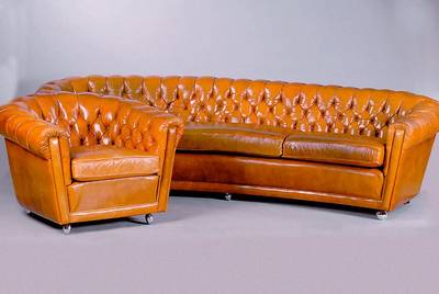 Sitzgruppe, deutsch, 1970, best. aus 3-Sitzersofa und 2 Sesseln, Leder, lose Sitzkissen, Rücken geheftet und genoppt, st. Gebr-Sp., sehr aufwendig, ...