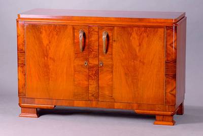 Kommode, Frankreich, um 1930, Art-Deco, 2 -türig, kaukasisch Nußbaum, Messinggriffe, rest. Schelllack handpoliert, abgerundete Ecken, Gebr.-Sp., ...