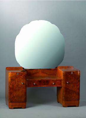 Spiegelkommode, Frankreich, um 1930, Art -Deco, kaukasisch Nußbaum, Schwenkspiegel facett. m. geschwungenem Rand, rest. Schelllack handpoliert, ...