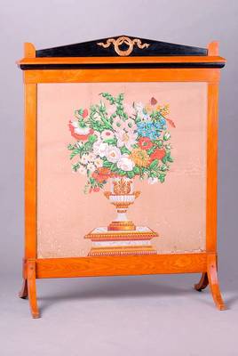 Ofenschirm, Biedermeier um 1830, Esche massiv, Giebel m. Messingapplike vergoldet, eingefasstes Aquarell, hier Blumenstilleben in Vase, besch., ...