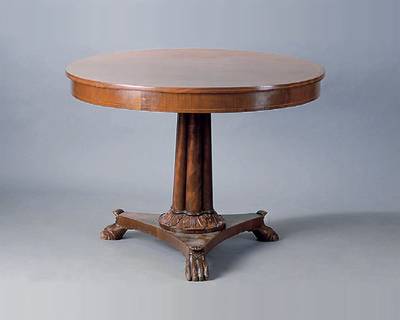 Tisch, deutsch, 1835/40, wohl Dresden, Fuß m. Akanthusblattverz., Tatzenfüße, Platte m. Fadenintarsien, st. Gebr.-Sp., l. Furnierschäden, alt ...