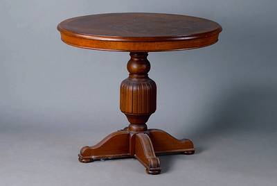Runder Tisch, deutsch, um 1920, Eiche, Balusterschaft, reich gedrechselt, Furnier gespiegelt verlegt, H. 76 cm, D. 90 cm