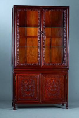 Vitrine, China, 20. Jh., Rotholz, Unterteil 2-tüig, 1 Einlegebrett, Oberteil 2-türig, 3 Seiten verglast, 2 Glaseinlegeböden, Inlets m.chines. ...