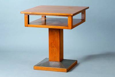 Beistelltisch, deutch, Art-Deco, um 1920, Kirschbaum massiv und furniert, 4-Kantfuß m. Messingeinlage, 1 Ablegefach, st. Gebr.-Sp., ca. 71x65x65 cm