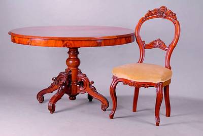 5 Stühle und ein Tisch, wohl Frankreich um 1870, allseitig geschweift, m. Rocaillenverz., Tisch m. Balusterschaft, Platte fleckig, st. Gebr.-Sp., ...