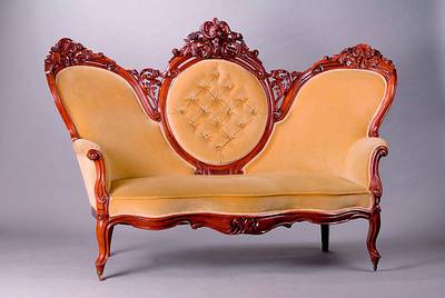 Sofa, wohl Frankreich, um 1870/80, allseitig geschweift und gerieft, Armlehnen in Voluten auslaufend, Rücken geheftet und genoppt, reiche florale ...