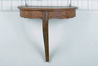 Wandkonsole demi-lune, um 1900, Nußbaumwurzelfurnier, l. geschweift, Platte getreppt, st. fleckig, alt belassen, ca. 65x61x32 cm