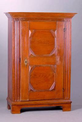 Brotschrank, norddeutsch, um 1800, Eiche massiv, 1-türig, Lisenen gerieft, Inlets getreppt, Kopf vielfach getreppt, st. Gebr.-Sp., alt belassen, ca. ...