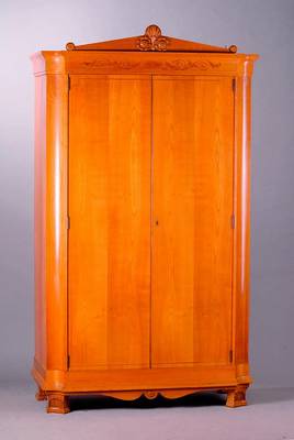 Schrank, süddeutsch, um 1910, Kirschbaum, 2 -türig, abstrakt florale Intarsien, sparsame Schnitzereien an Kopf und Fuß, Schloß hakt, nicht ...