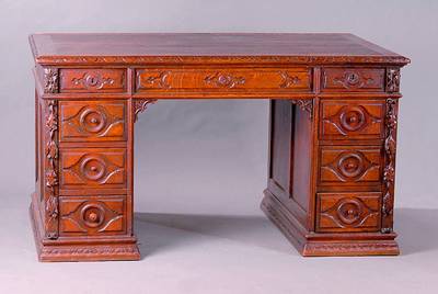 Schreibtisch, Frankreich, um 1870, Eiche massiv, 8 Schubladen, reich geschnitzt in Form v. Blättern und Blüten, st. Gebr.-Sp., Zierknöpfe teils ...