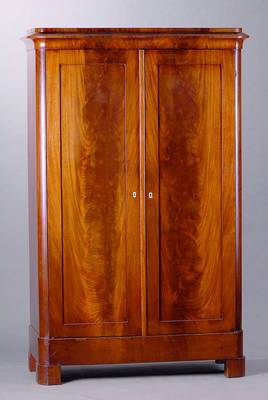 Biedermeierschrank, norddeutsch, um 1840, Mahagonifurnier, Korpus Eiche/WH, Sockelschublade, 2-türig, elegante Kopfleiste, 5 Einlegebretter, nicht ...
