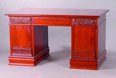 Schreibtisch, deutsch, um 1910/15, Korpus Eiche/WH, Mahagonifurnier, schwere Fußleiste, Türfronten unten gerillt, sparsame rocaillenförmige ...