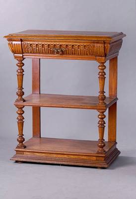 Etagere, Frankreich, um 1870/80, Eiche, 2 Ablegefächer, freistehende Säulen, reiche Drechselarbeit, teils gerieft, 1 Schublade, Flachschnitzeien ...