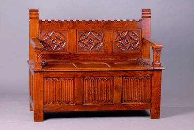 Sitztruhe, deutsch, um 1900, Eiche, gothischer Stil, aufklappbare Deckeltruhe, allseitig kassettiert, teils m. Flachschnitzerei, st. Gebr.-Sp., ca. ...