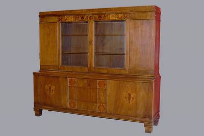 Bücherschrank, Art-Deco, um 1920, Nußbaum, Unterteil 3-türig, Oberteil 4-türig, davon 2 verglast, in sich vielfach getreppt, reich intarsiert im ...