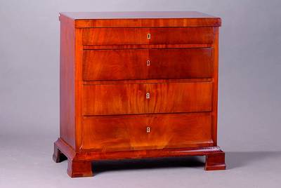 Kommode, deutsch, um 1820/30, Biedermeier, Korpus WH, Mahagonifurnier, untere Schublade geboge, Beinbeschl., l. Furnierschäden, st. Gebr.-Sp., eine ...