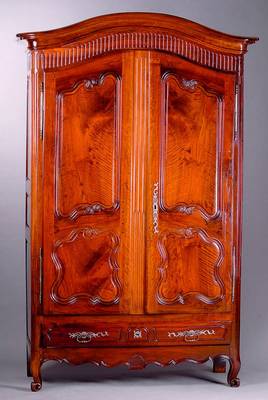 Schrank, Frankreich, um 1750, Nußbaum, auf Rahmen gearb., 2-türig, 1 Fußschublade, Zarge geschweift, Füße in Voluten auslaufend, ...