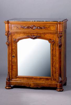 Halbschrank, um 1860/70, Wurzelnußfurnier, 1 Schublade, 1 Tür, diese m. Spiegel, Marmorplatte geklebt, abgerundete Ecken, diesem. aufgesetzter ...