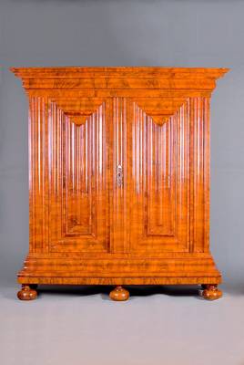 Frankfurter Wellenschrank, um 1730/40, Provinienz Frankfurt, Korpus WH, auf Rahmen gearb., Nußbaum querfurniert, stiltyp. vielfache Wellenform, ...