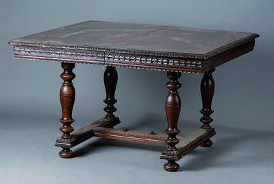 Ausziehtisch, Frankreich, um 1890, Kastanienholz massiv, umlaufend gechnitzte Zarge, Balusterbeine, spannungsrissig, ohne Einlegeböden, l. ...