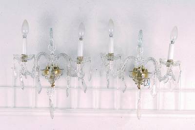 Paar Wandappliken, Böhmen, um 1950, je zwei Brennstellen, mit Kerpschnitt versehene Glasschalen als Tropfenfänger, Ringbehang mit großer Rosette, ...