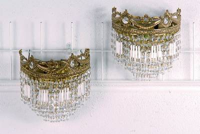 Wandlampenpaar, Spanien, 1. H. 20. Jh., geprägte Messingmontur im Halbrund mit stilisierter Ornamentik, je zwei Brennstellen,original funktionelle ...