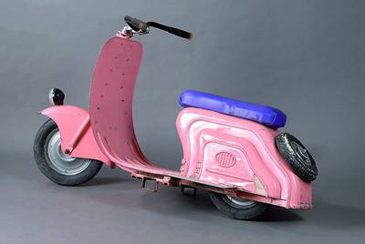 Karussel-Motorroller, 50/60er Jahre, orig. Hennecke, Modell Vespa, Holz und Metall, Farb- bzw. Gebrauchsschäden, L. 140 cm, B. 45 cm, H. 75 cm
