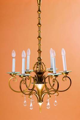 Deckenlampe, wohl Hübner, Dresden, um 1925, Messing, verschraubt, in sich 6-fach geteilt, Säule 14 fach gegliedert, an einer Lotusblüte ...