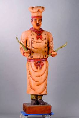 Werbefigur, Asien, ca. 20-30 Jahre alt, Holz, bunt bemalt, in Form eines Kochs, spannungsrissig, l. Altersspuren, mit Löffel und Gabel, H. 200 cm