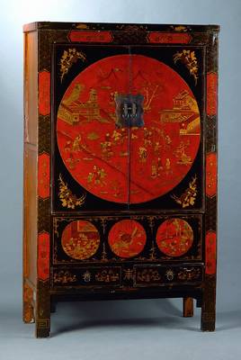 Hochzeitsschrank, China, um 1800/20, HH/WH, auf Rahmen gearb., 2-türig, 2-schübig, Rotlackm. Landschaftsszenerien u. Kindern, gold gehöht, ...
