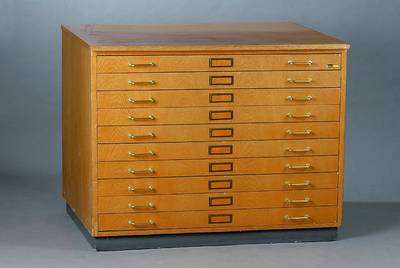 Schubladenschrank, deutsch, 50er Jahre, nach dem Vorbild v. 1900, Eiche gesp. verlegt, 10 Schubladen, st. Gebr.-Sp., ca. 83x105x78 cm