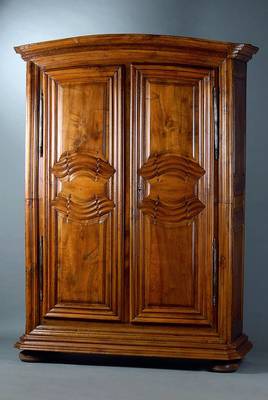 Schrank, Burgund, um 1750, Nußbaum, 2-türig,Inlets vielfach getreppt, abgeflachte Ecken, Kopf getreppt, Fuß passig, Inneneinrichtung: ...