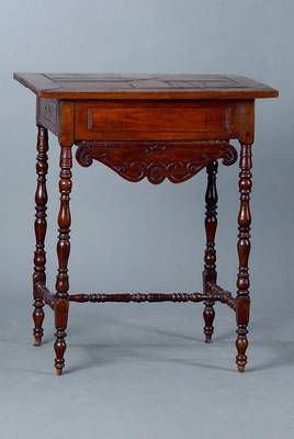 Nähtisch, Frankreich, um 1890, Eiche, 1 Schublade, Platte aufklappbar, Inneneinrichtung 5 Fächer, gedrechselte Beine,Schubladenfront m. sparsamer ...