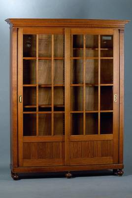 Vitrine m. Schiebetüren, deutsch, um 1900, Eiche, 2 Schiebetüren, facett. verglast u. versprosst, Lisenen gerieft, Kopf getreppt, Kugelfüße, 10 ...