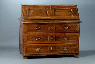 Schrägklappensekretär, wohl Pfalz, um 1790/1800, Nußbaum, Unterteil 3-schübig, Oberteil m. Klappe , Inneneinrichtung: 7 Schubladen, 1 Ablegefach, ...