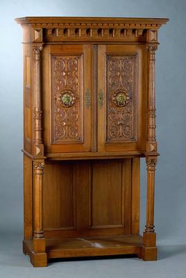 Stollenschrank, um 1870/80, nach altniederländischen Vorbild v. 1540, 2-türig, 4 freistehende Säulen, diese gerieft, Zahnfriesverz., Inlets reich ...