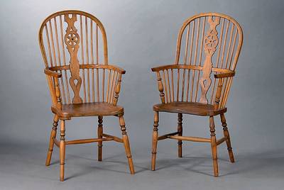 2 Stühle, England, um 1860/70, Buche/Kastanie, vielfach versprosst, sparsame Schnitzerei am Rücken, st. Gebr.-Sp., ca. 110x55x62 cm, Sh. 47 cm