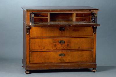 Kommode, deutsch, um 1850-60, Korpus Weichholz, Wurzelnussfurnier bzw. Nussfurnier, z.T. gespiegelt verlegt, obere Schublade als Sekretärteil ...