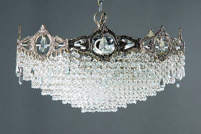 Deckenlüster, Spanien, um 1930, 8-eckige Form aus Weissbronze, sieben-stufiger Aufbau mit üppigem Behangdekor, 8 Brennstelln, glockenförmiger mit ...