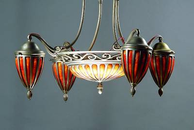 Deckenlampe, Daum Nancy, um 1925, Weißmetallmontur, Schichtglas von Mittelschale und vier Glockenschirmen in die Form geblasen mit roten und ...