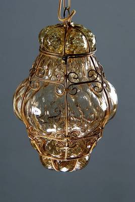 Paar Deckenlampen, Frankreich, Anfang 20.Jh., getöntes Glas in die Form geblasen, Metallmontur, Messingkette später, Decken- Abschluß, neue ...