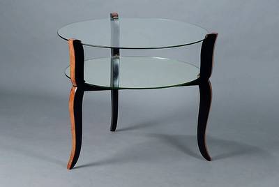kleiner runder Tisch, Frankreich, um 1935/40, auf 3 Beinen, 2 Glasplatten, davon untere verspiegelt, Beine geschweift, Gebr.-Sp., H. ca. 57 cm, D. ...
