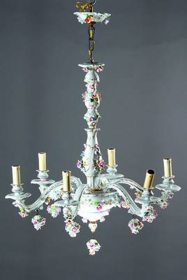 Deckenlampe, deutsch, 20. Jh., Porzellan, reich appliziert mit vollplastischen Blüten, bunt bemalt, H. ca. 84cm, D. ca. 60cm, sechs Brennstellen, ...