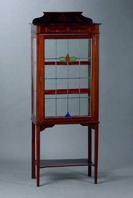 Kl. Vitrine, England um 1900, Mahagoni, 4 -seitig verglast, Rücken sek., 1 Tür, diese versprosst, 2 Einlegebretter, Oberteil m. floralen Intarsien, ...