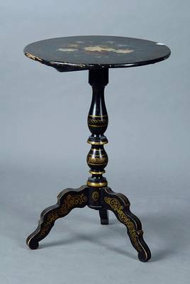 Beistelltisch, England, um 1860, WH, schwarzgelackt, Platte mit bunter Blumenbemalung im Barockstil, Platte lose, Altesschäden, l. besch., H. ca. 70 ...