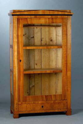 Vitrine, Biedermeier, um 1820, Kirschbaum, 1türig, 3 Seiten verglast u. versprosst, obere Zierleiste geschwärzt, Kopf getreppt, 2 feste ...