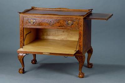 Kommode, Barockstil, um 1920, Wurzelnuß, Tatzenfüße, oben 1 Schublade, unterer Teil aufklappbar, Platte und Beine geschweift, st. Gebr.-Sp., ca. ...