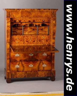 Standsekretär, deutsch, um 1820/30, Wurzelnuß/Wurzelahorn, 2-schübig, 1 Kopfschublade, 1 Klappe, Inneneinrichtung: 6 Schubladen, großes ...
